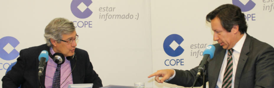Ernesto Sáenz de Buruaga y Carlos Floriano en los estudios centrales de COPE