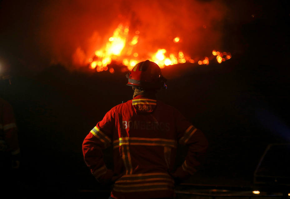 Un bombero contempla el fuego en Carvalho, cerca de Gois, en Portugal.