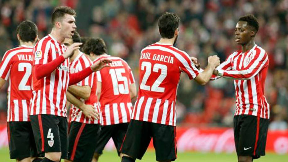 Piña de los jugadores del Athletic Club Bilbao durante un partido