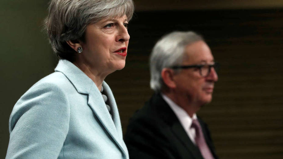 La pirmera ministra británica,Theresa May y el presidente de la Comisión Europea, Jean-Claude Juncker , en rueda de prensa por el brexit