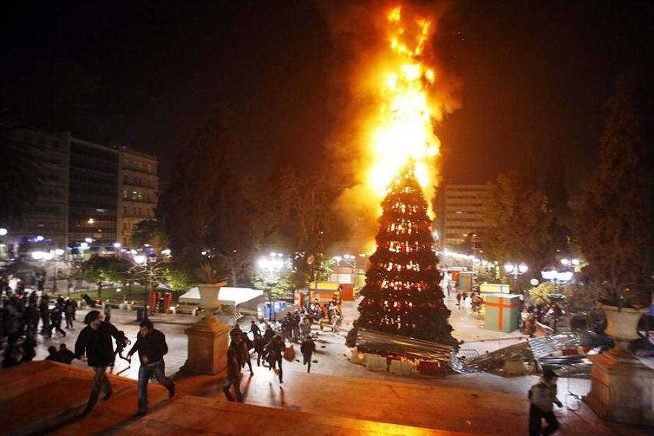 IU felicita la Nochebuena con la imagen de un árbol navideño en llamas