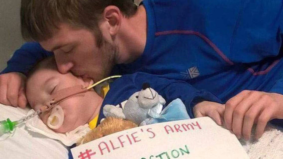 Desconectan al bebé británico Alfie Evans en contra de la voluntad de sus padres