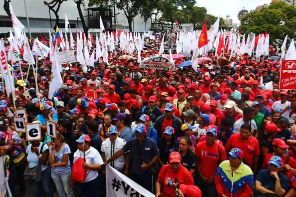 Miles de venezolanos salen a la calle en Caracas en apoyo a Maduro