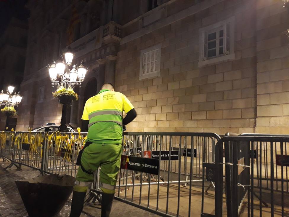 Retiran los lazos atados a las vallas que protegen la Generalitat y el Ayuntamiento