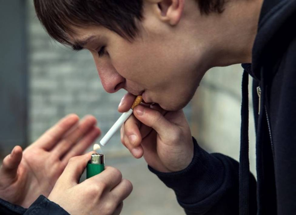 Nueva York le declara la guerra a los fumadores precoces y eleva la edad legal de consumo a los 21 años