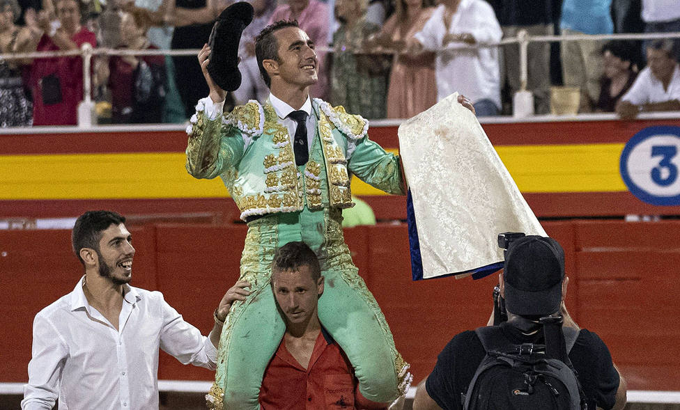 El Fandi en su salida a hombros en la corrida nocturna celebrada en Palma de Mallorca