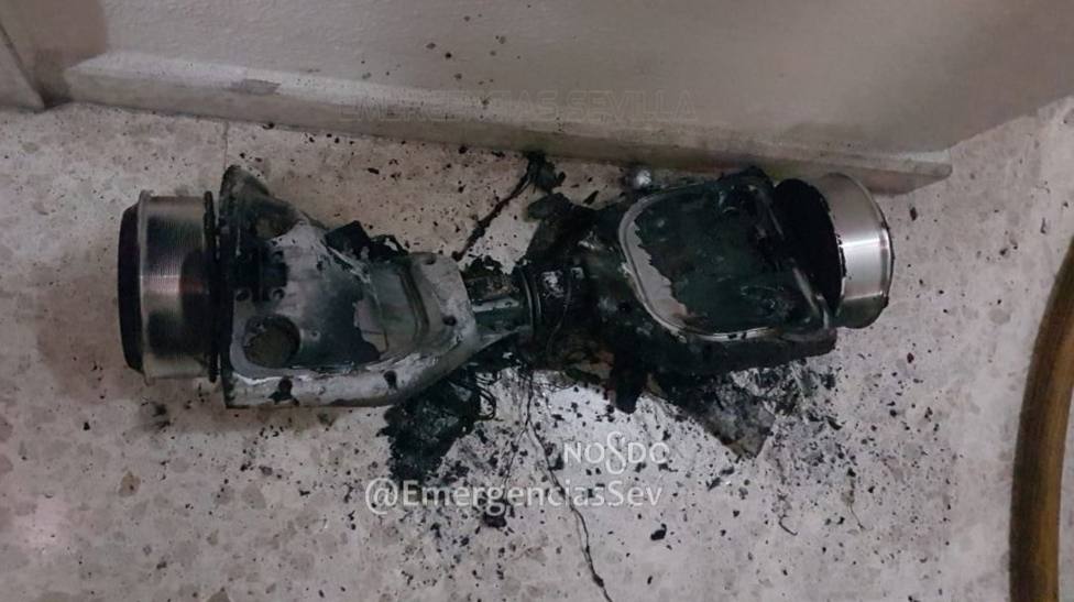 La deflagración e incendio de un patinete eléctrico en carga provoca el desalojo de una vivienda