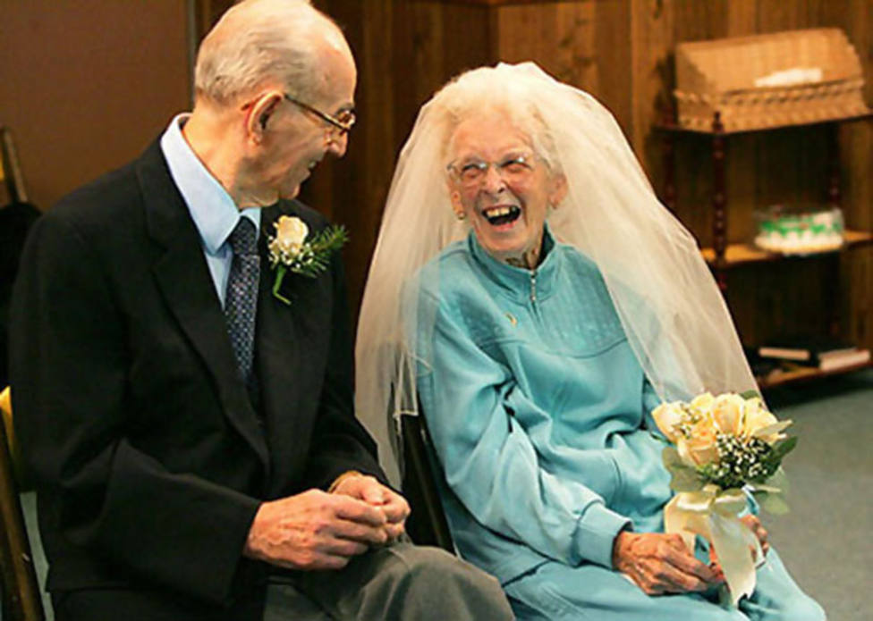 El emotivo anciano que decidió volver a casarse con su esposa para superar sus problemas de memoria