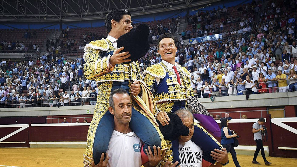 Pablo Aguado y Diego Urdiales en su salida a hombros este martes en el coso de La Ribera