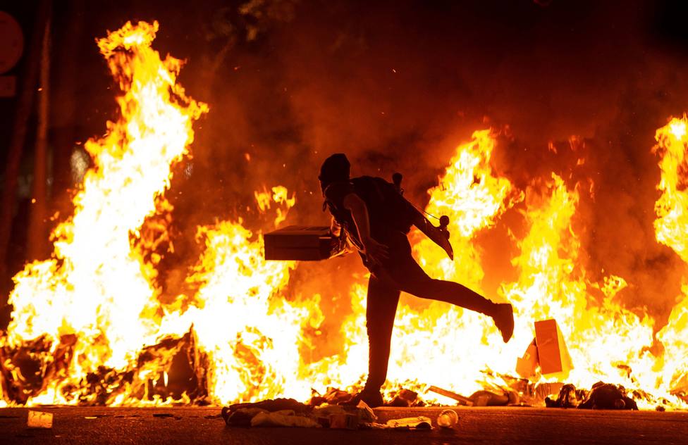 Barricadas, incendios y violencia: el independentismo eleva la tensión en Cataluña