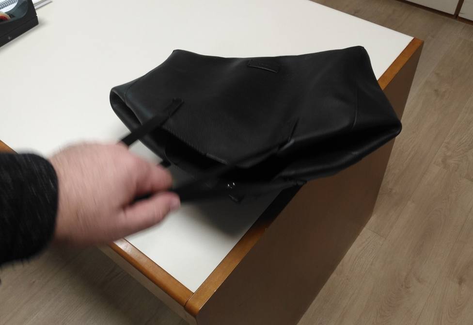 Recreación del robo de un bolso sobre una mesa
