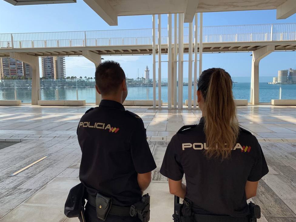 Imagen de dos agentes de Policía Nacional en el Muelle Uno de Málaga.