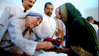Mother Teresa presents documents for a new house to a villager from Latur in Bombay