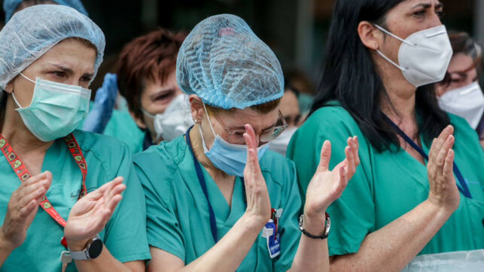 Enfermeros aplaudiendo en la puerta de un hospital durante el confinamiento. Foto: EuropaPress