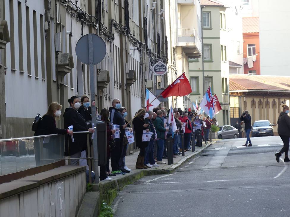 Los manifestantes se colocaron a lo largo de la avenida de Vigo - FOTO: CIG
