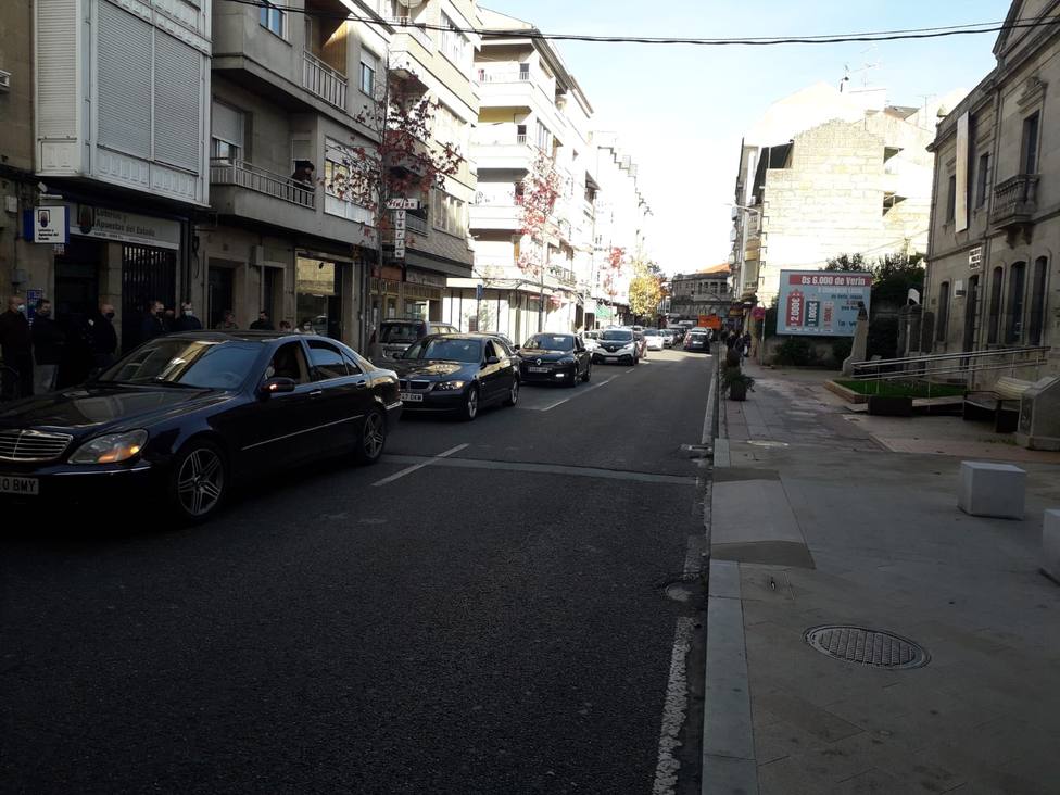 La caravana de vehículos a su paso por la Avenida de Portugal de Verín.