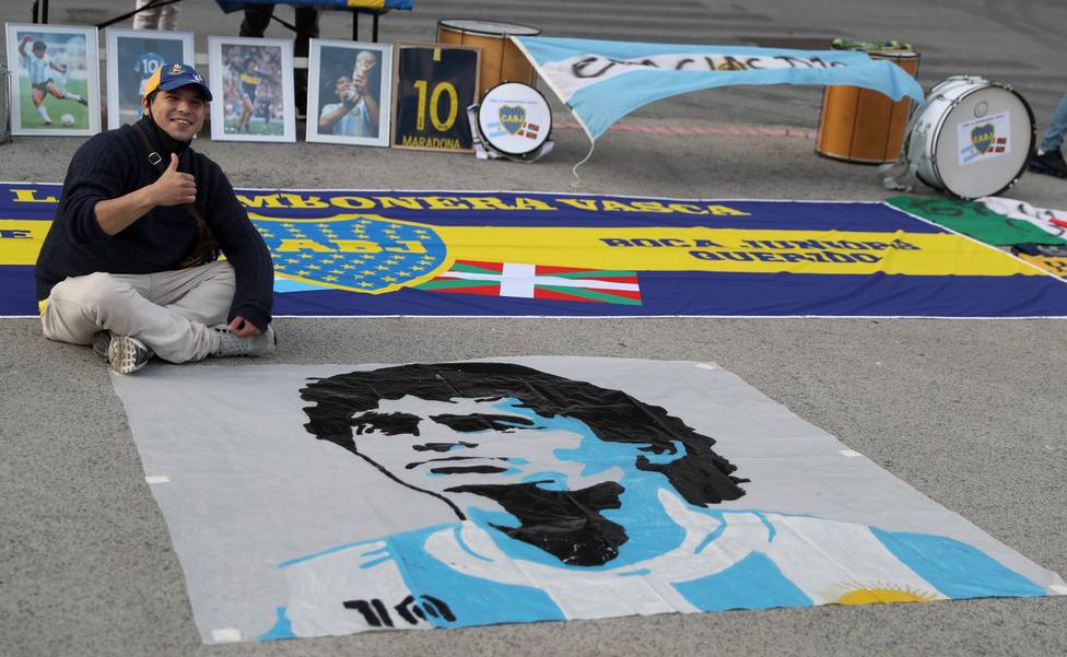 Seguidores argentinos rinden homenaje a Maradona en Bilbao