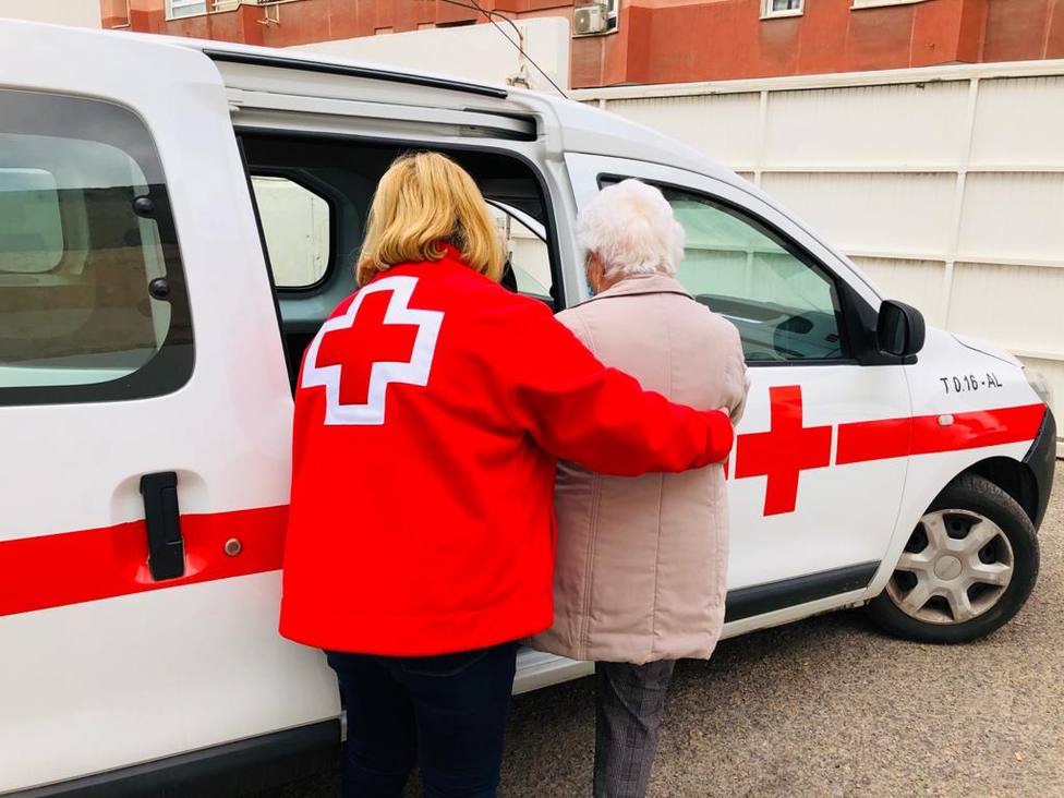 El voluntariado de Cruz Roja en Almería acompaña a mayores sin recursos a vacunarse contra la Covid-19
