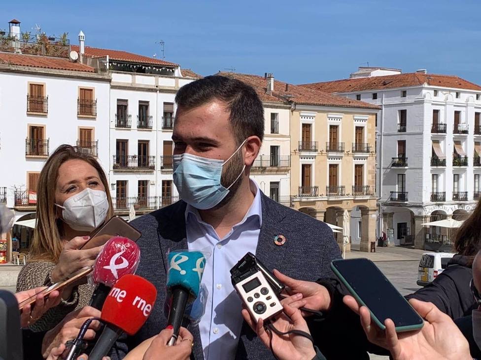 El alcalde de Cáceres, Luis Salaya, se somete a una operación de anginas que le tendrá de baja