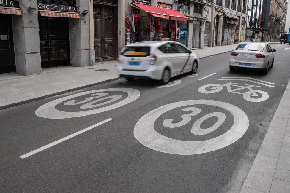 Vista de una señal de limitación de velocidad a 30 kilómetros por hora en Madrid
