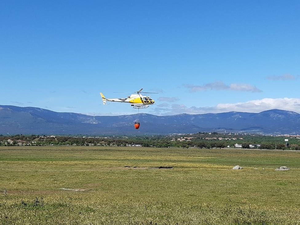 Un helicóptero realiza un simulacro de extinción de incendio en la Dehesa de Collado Villalba