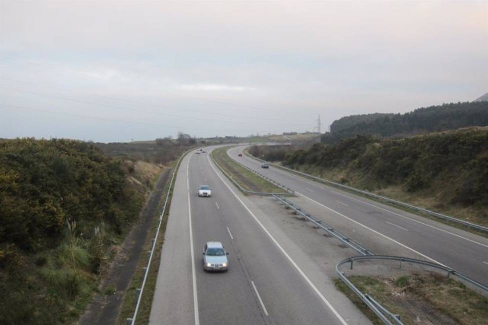 Tráfico en una autovía de Asturias