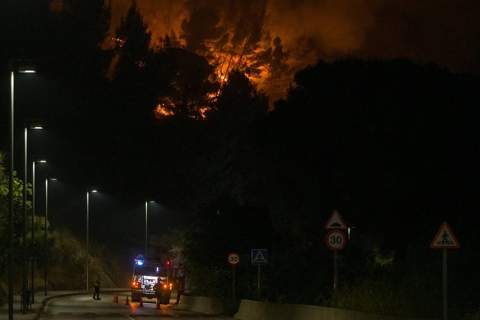 El incendio en Castellví y Martorell (Barcelona) ya ha quemado unas 220 hectáreas