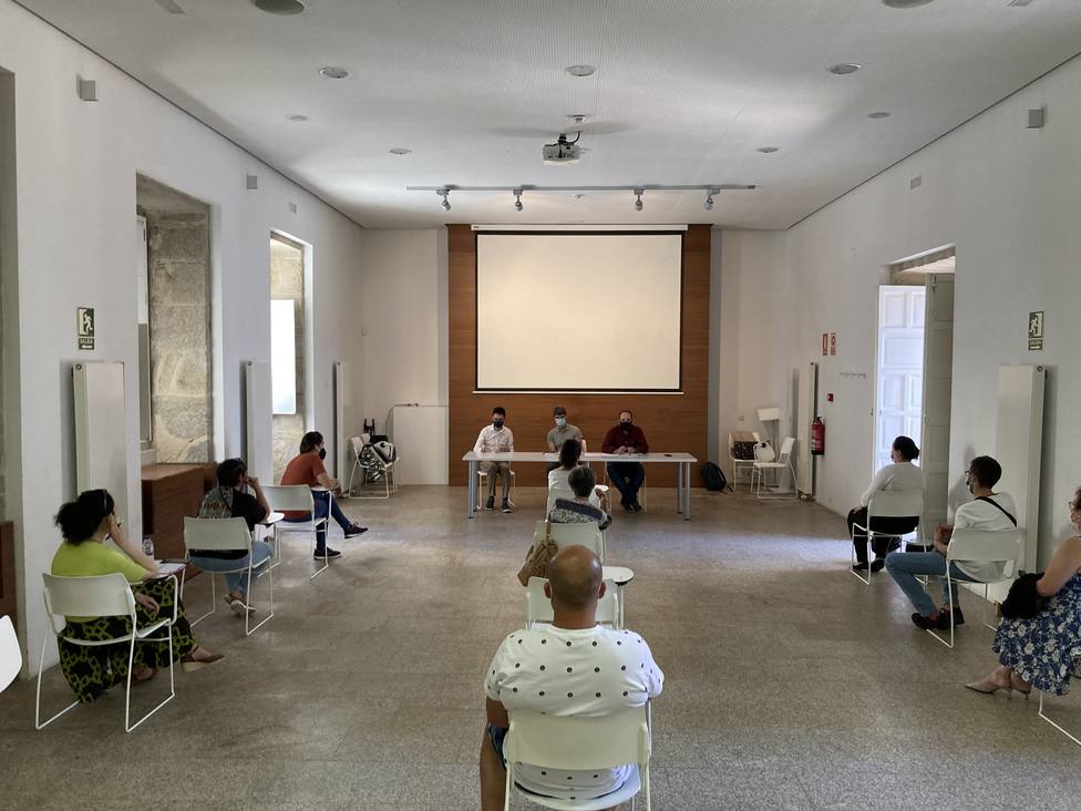 El concejal se reunió con los voluntarios en el Antiguo Hospicio. FOTO: Concello de Ferrol