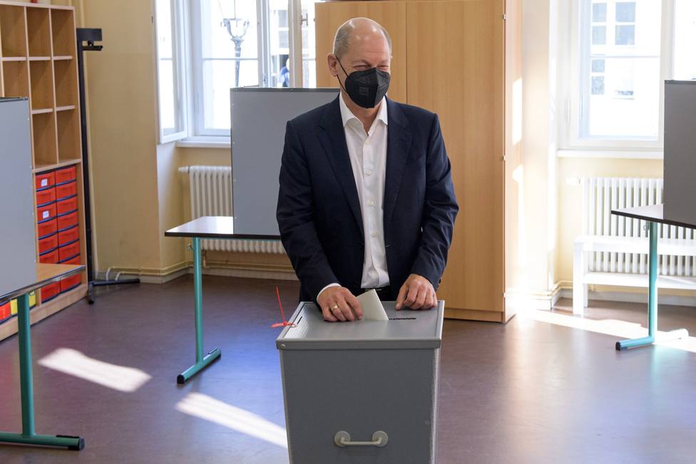 SPD chancellor candidate Scholz casts his vote in general election