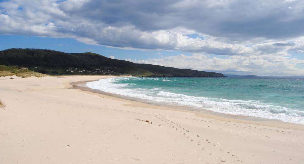 La playa de Doniños será objeto de una de las limpiezas - FOTO: Montse Funcasta