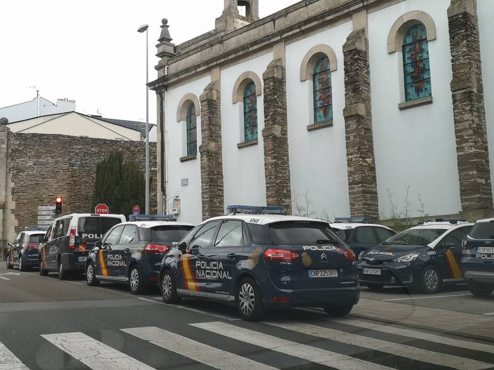 Coches aparcados en las inmediaciones de la Comisaría Provincial de Lugo