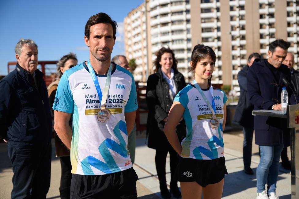 Más de 3.500 corredores ya calientan para participar en la Media Maratón de Almería