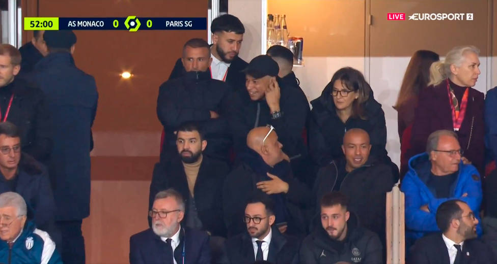 Kylian Mbappé junto a su madre viendo el Mónaco-PSG