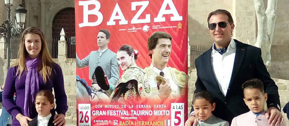 Conchi Ríos y El Alcazabeño durante la presentación del festival que celebrará la localidad granadina de Baza. TAUROEMOCIÓN