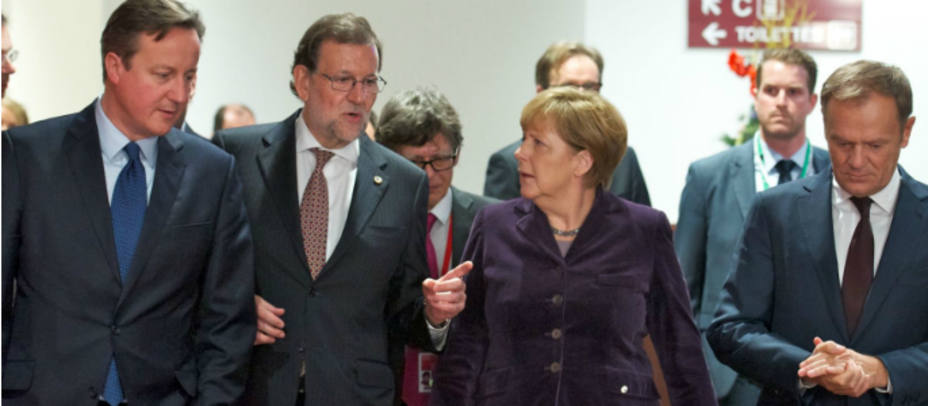David Cameron conversa con Rajoy, Merkel y Tusk durante el Consejo Europeo. Foto Reuters