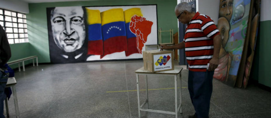 Un hombre deposita su voto en Caracas, Venezuela. REUTERS/Carlos Garcia Rawlins