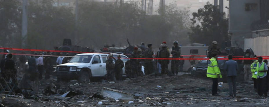 Las fuerzas de seguridad afganas investigan la zona del atentado. Reuters