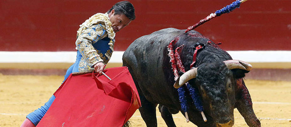 Diego Urdiales firmó con este toro de Victorino la faena de más peso de un decepcionante festejo. EFE