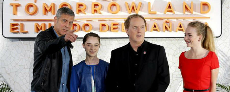 Clooney posa con Raffey Cassidy el director Brad Bird y Britt Robertson, antes de la presentación de su última película, Tomorrowland en Valencia. EFE
