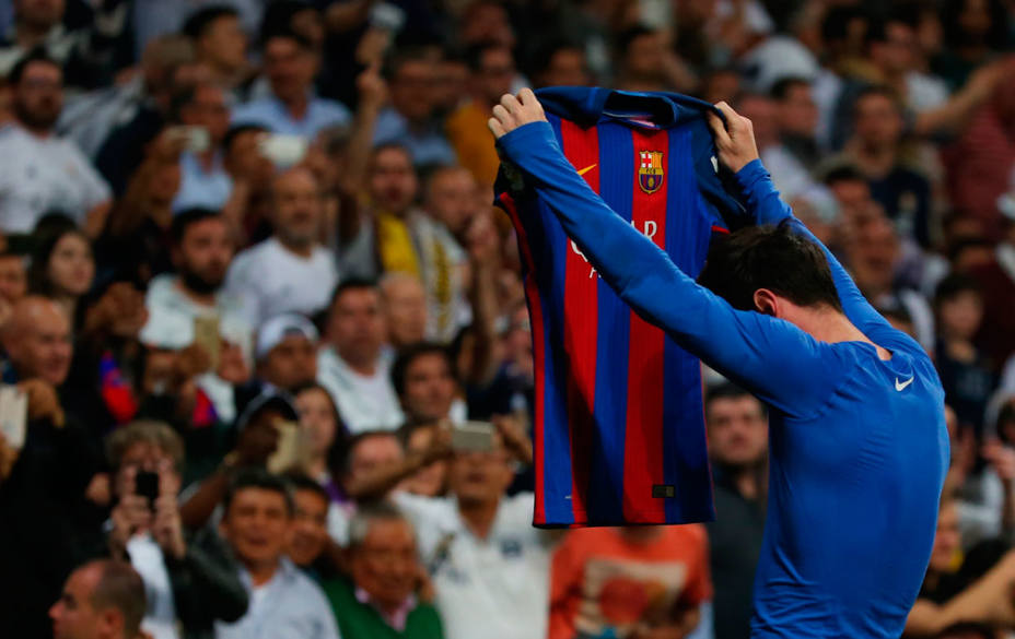 Leo Messi eleva su camiseta al cielo en el Santiago Bernabéu. REUTERS