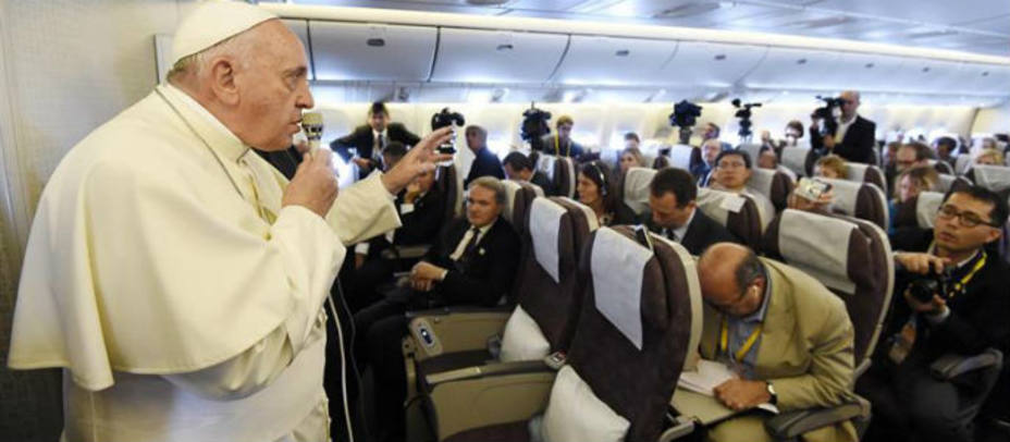 Francisco en el avión durante su charla con los periodistas. EFE