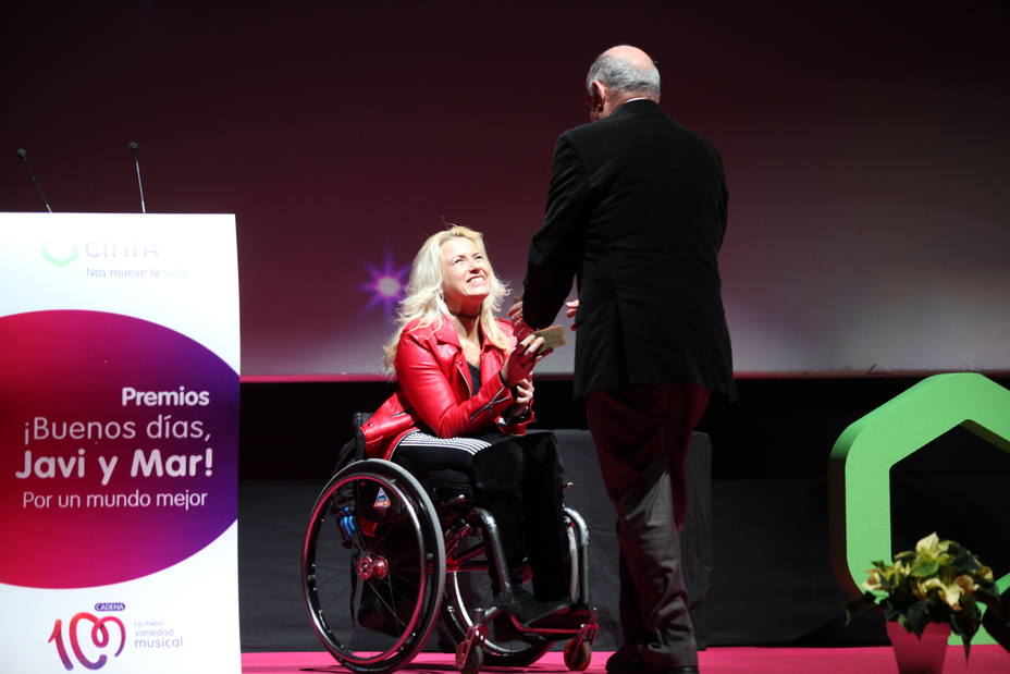 La deportista Gema Hassen-Bey entrega el premio a Fernando Álvarez
