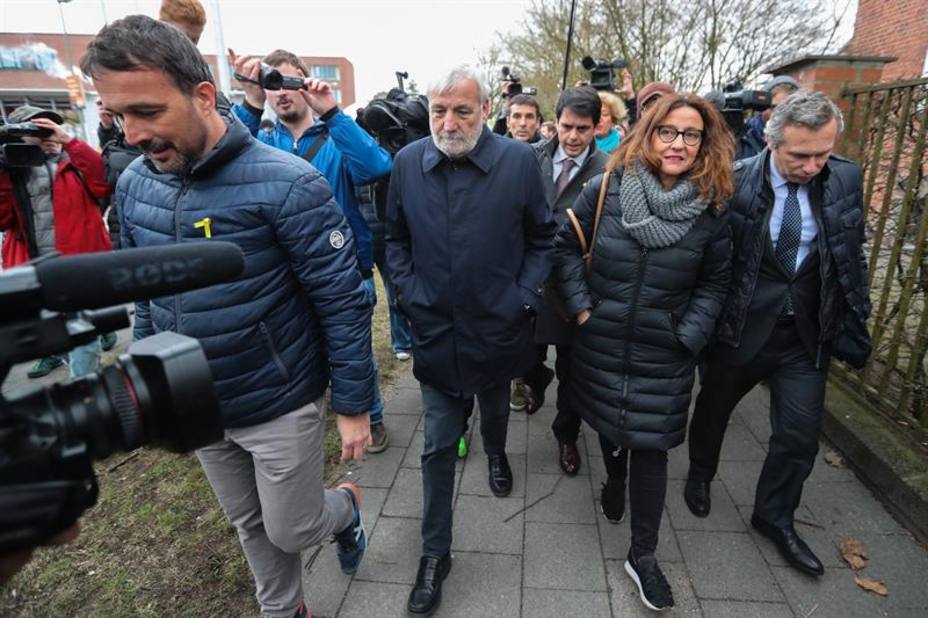 Miembros del partido de Puigdemont acuden a la prisión a mostrarle su apoyo