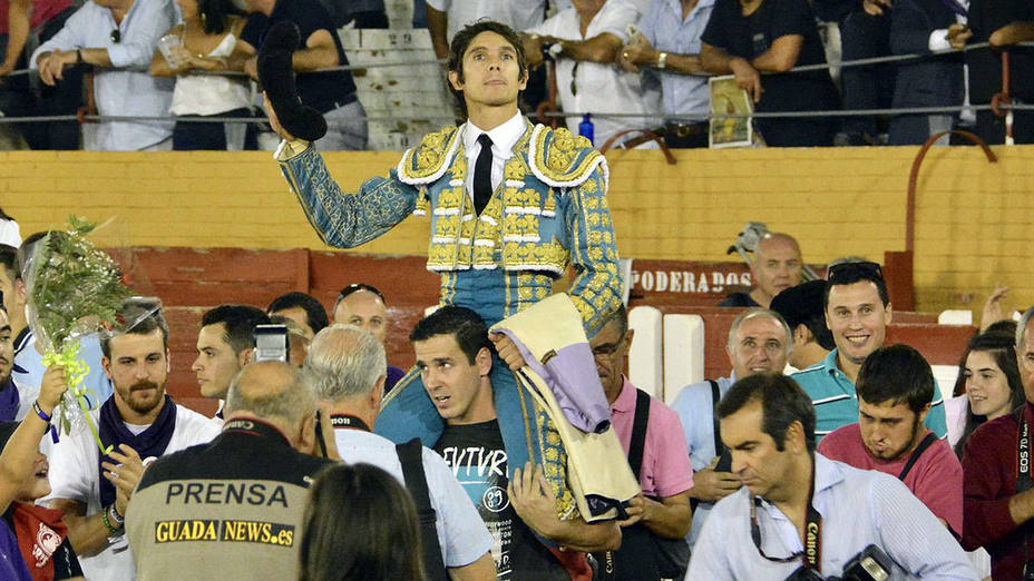 Sebastián Castella en su salida a hombros este viernes en Guadalajara