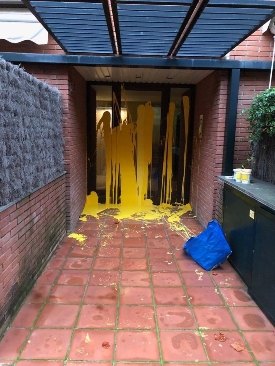 Mossos investiga la acción de Arran con pintura amarilla contra la casa de Llarena en Sant Cugat (Barcelona)