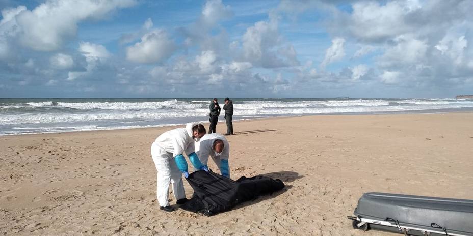 Uno de los cuerpos del naufragio de la patera ocurrido el 5 de noviembre en Caños de Meca (Cádiz).