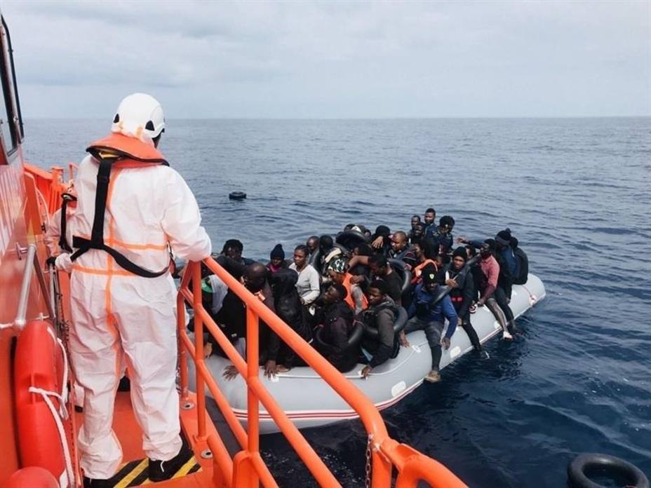 Rescatados 51 inmigrantes de una patera en el mar de Alborán