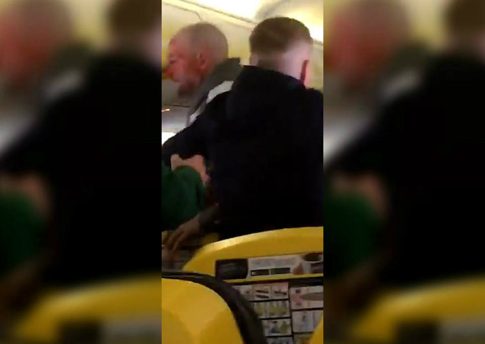 Un pasajero intenta arrancarle la nariz a otro de un mordisco en pleno vuelo