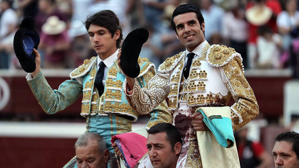 Sebastián Castella y Emilio de Justo en su salida a hombros este domingo en Soria