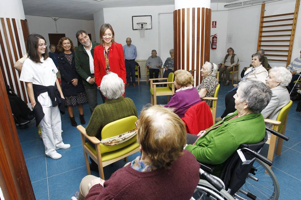 La conselleira de política social, Fabiola García, visitó la residencia de mayores de Caranza